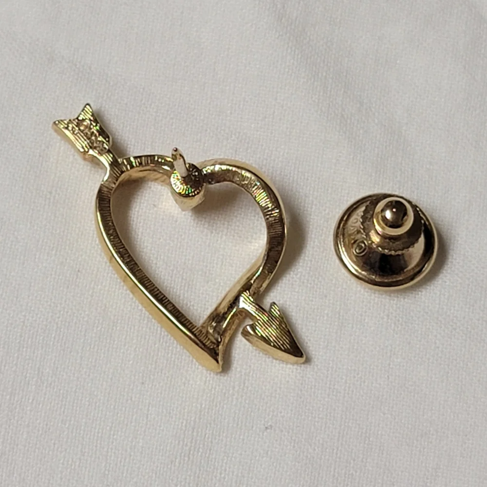 Vintage 1983 Love Struck Tac Pin Gold Tone Avon Valentine's Day Heart w/ Arrow